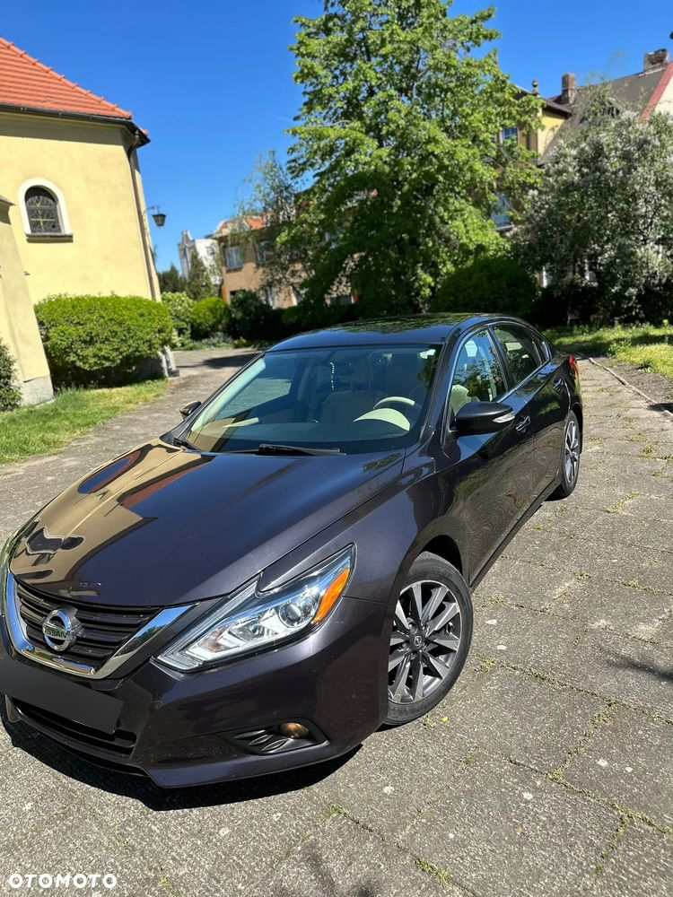 Nissan Altima - 3