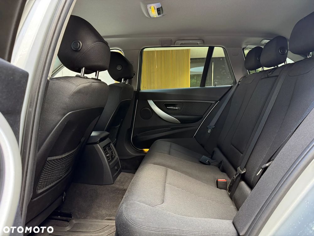 BMW Seria 3 318d DPF Edition Sport - 29