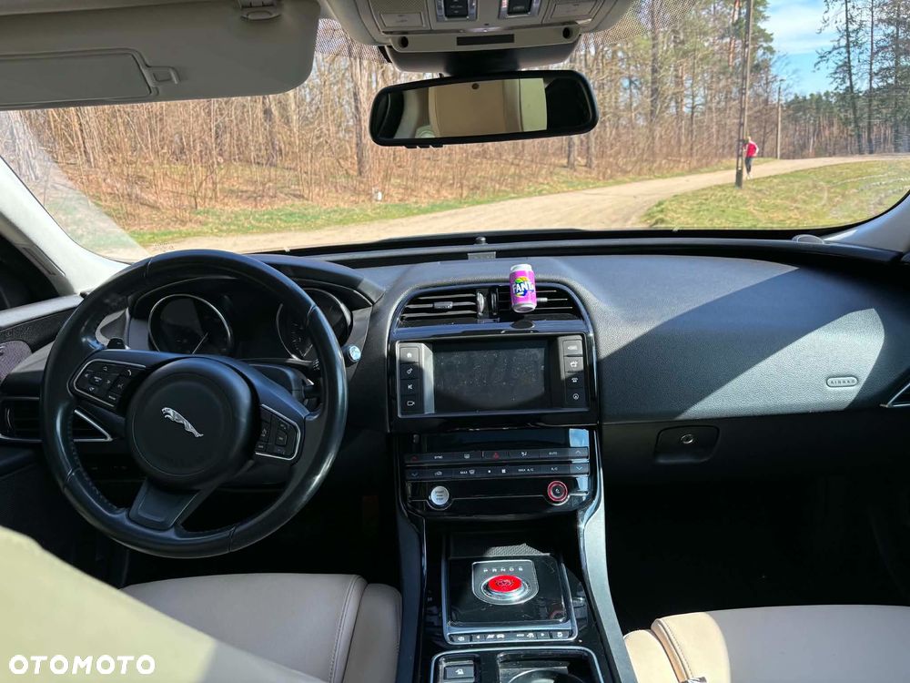 Jaguar XE 25t AWD Prestige - 8