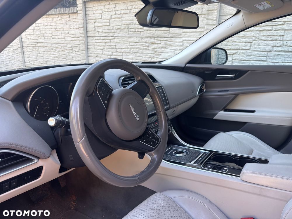 Jaguar XE 2.0 T Prestige - 6