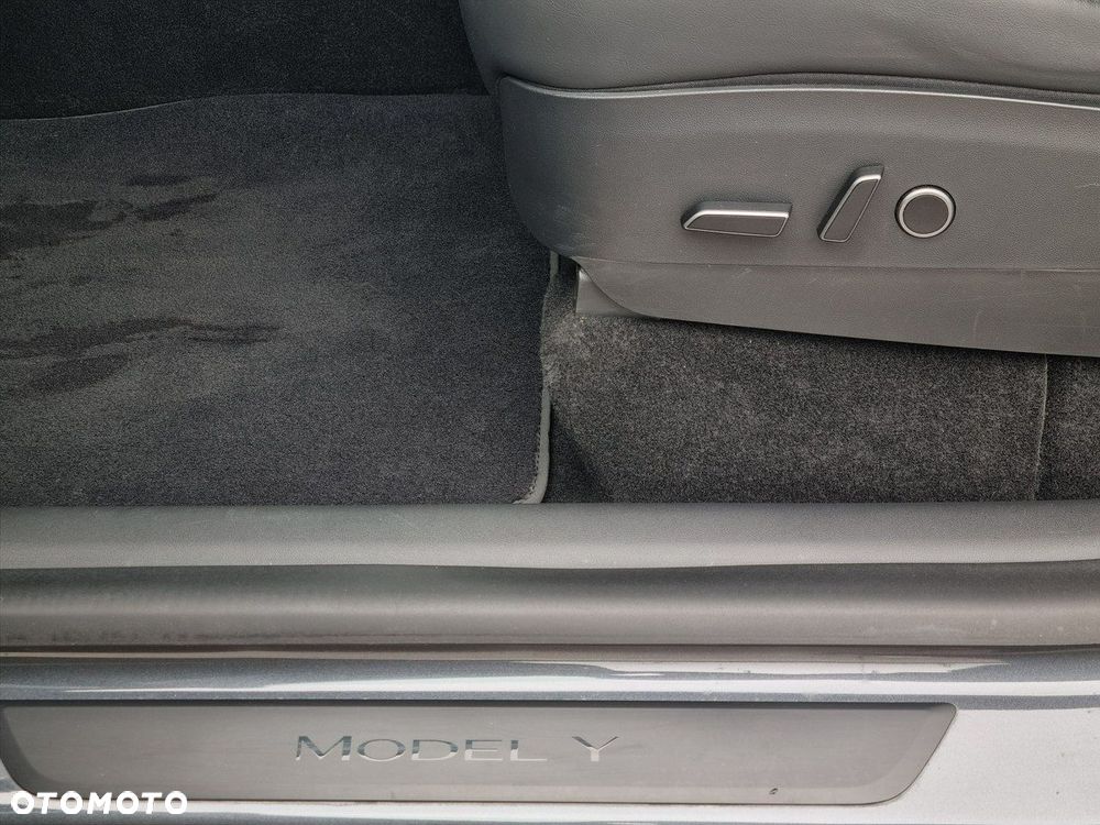 Tesla Model Y Long Range AWD - 19