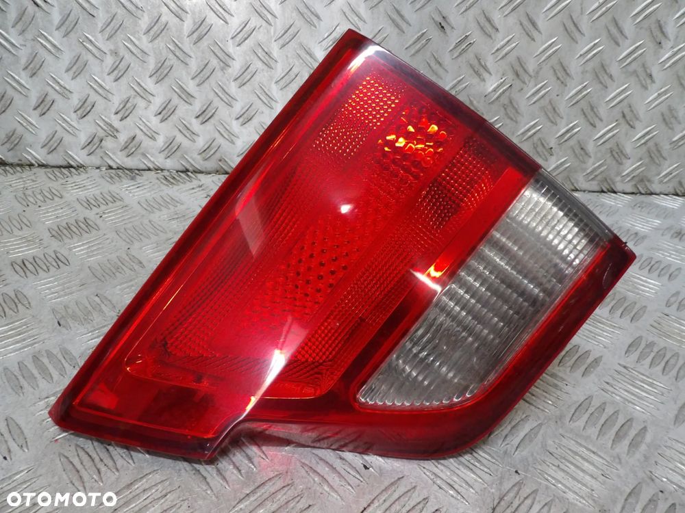 JEEP GRAND CHEROKEE WK2 LAMPA PRAWA TYŁ W KLAPĘ 57010274AE