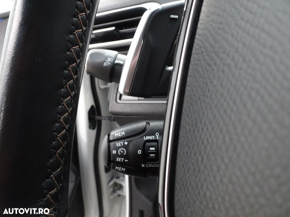 Peugeot 3008 1.2 PureTech Turbo S&S EAT6 GT-Line - 22