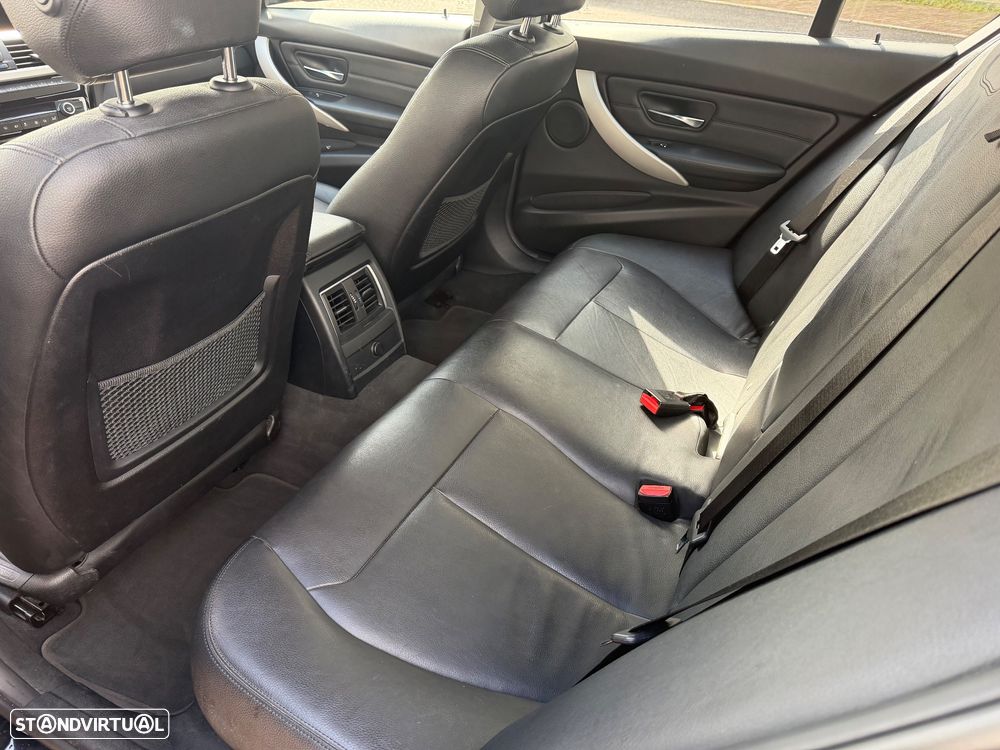 BMW 330 e iPerformance Line Luxury - 23