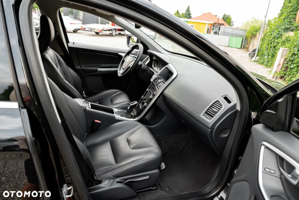 Volvo XC 60 D5 AWD Geartronic Momentum - 28