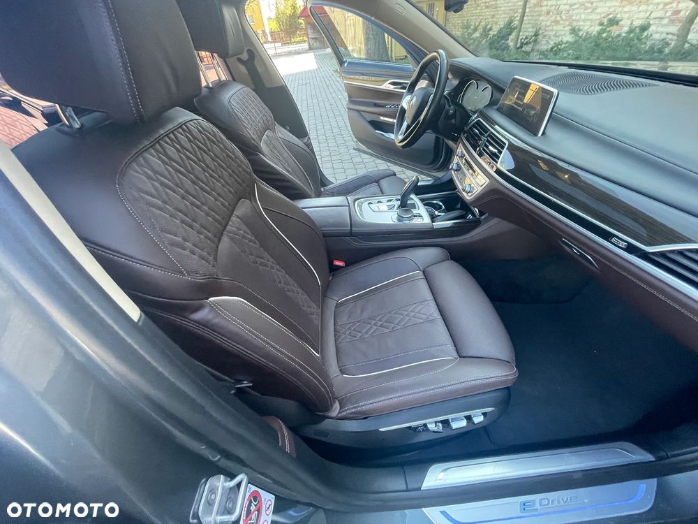 BMW Seria 7 740Le iPerformance - 24