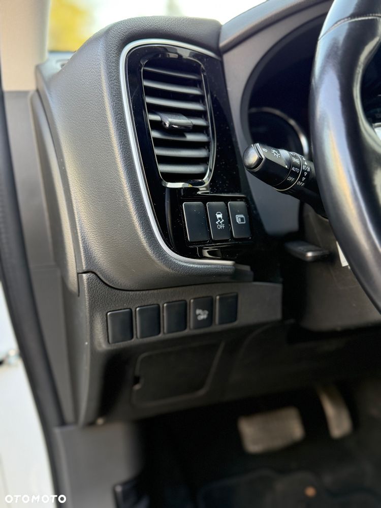 Mitsubishi Outlander PHEV Instyle NAVI + - 20