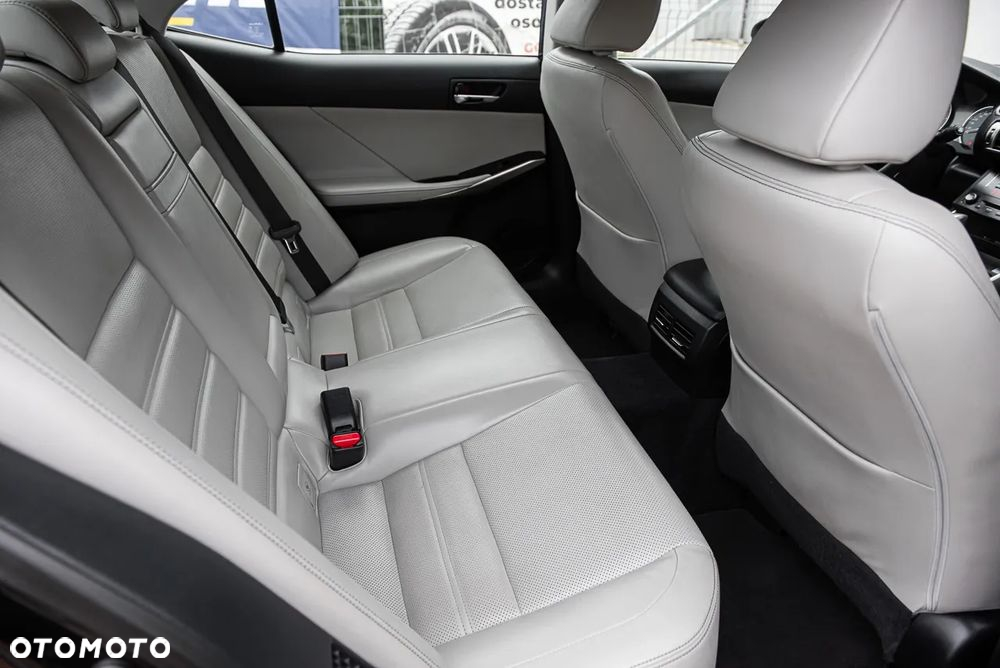 Lexus IS 300h Executive Line - 31