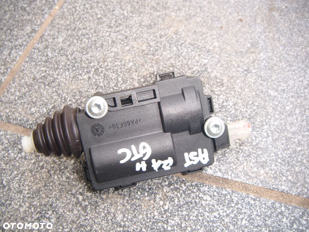 opel  astra h siłownik klapki wlewu paliwa  13208157 - 1