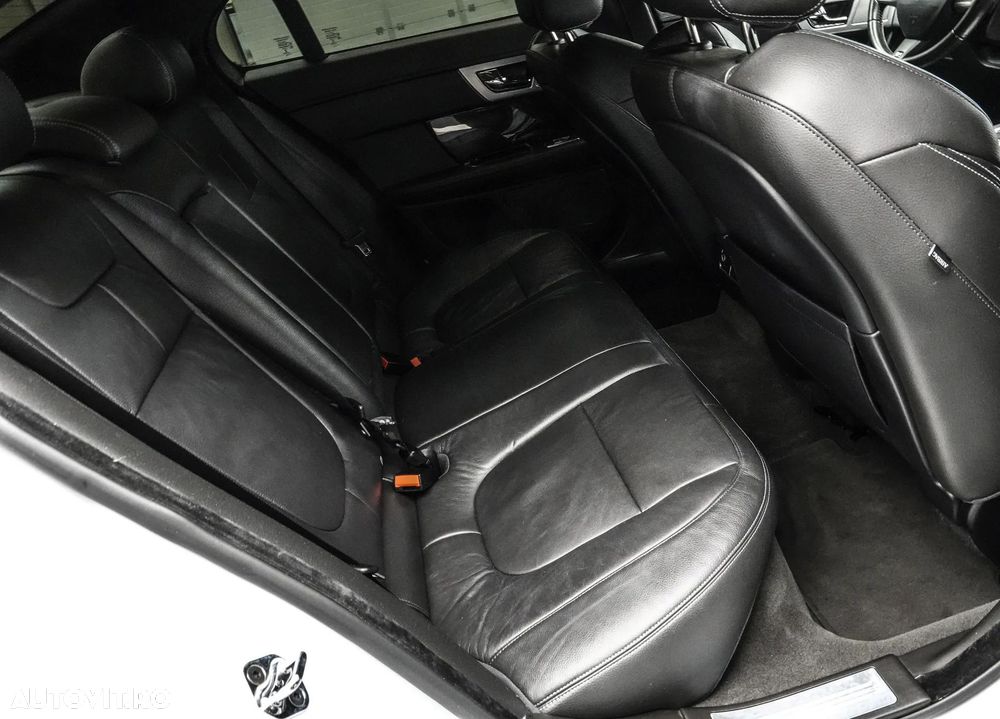 Jaguar XF 2.2D Premium Luxury - 17