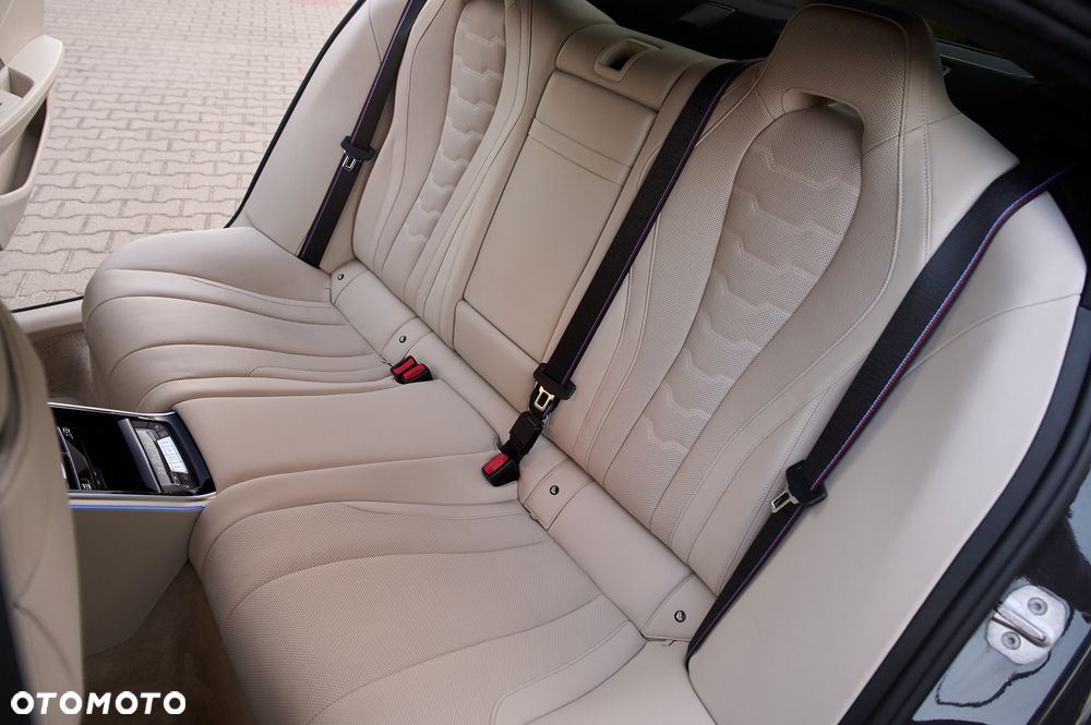 BMW Seria 8 - 24