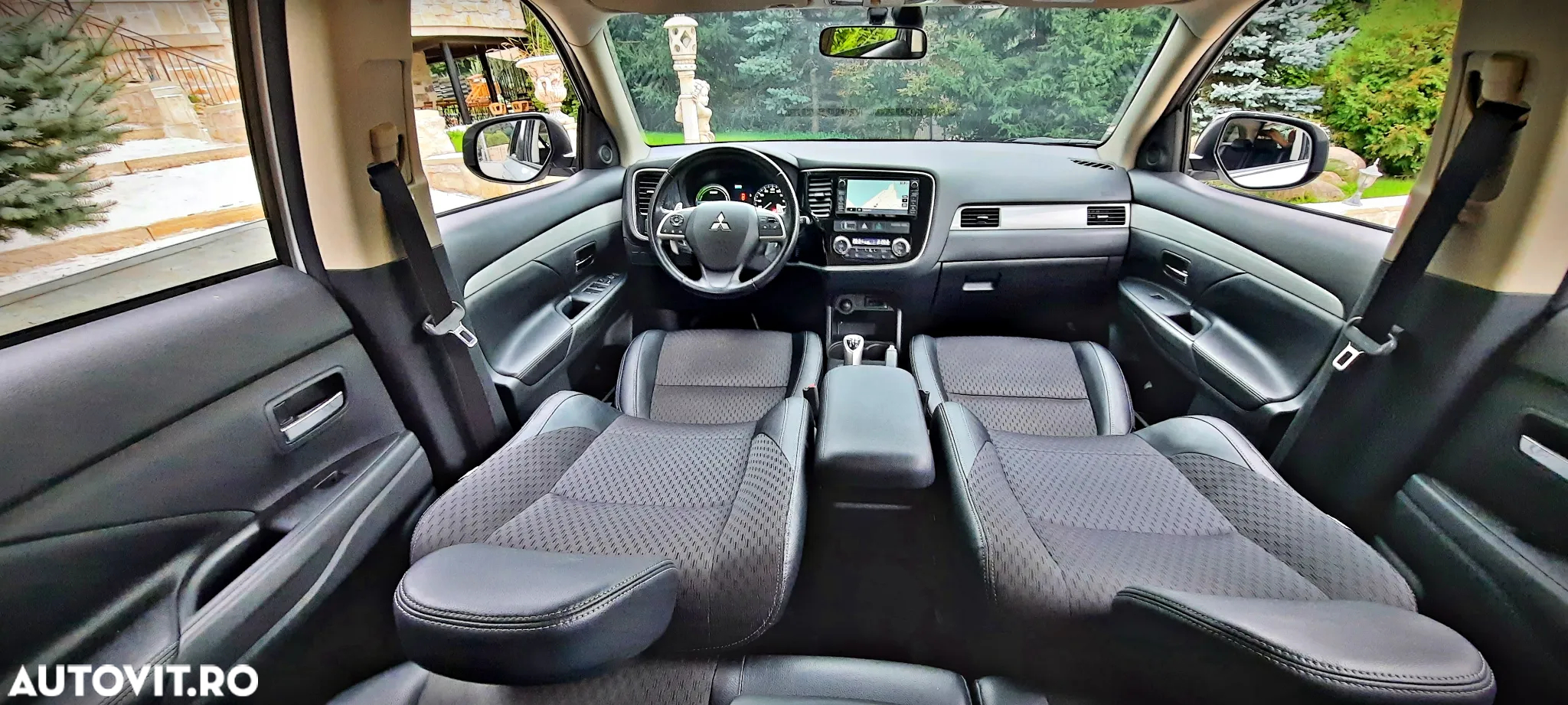 Mitsubishi Outlander 2.0 4WD Plug-In Hybrid - 11