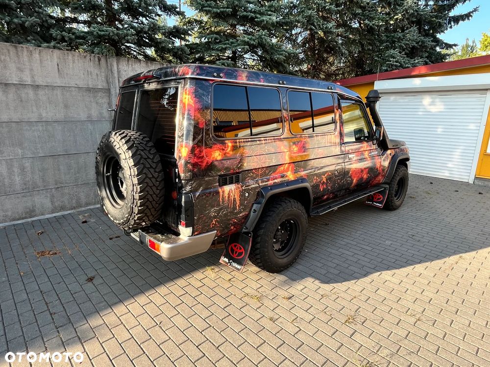 Toyota Land Cruiser - 4