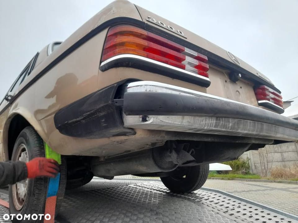 Mercedes-Benz W123 1985 photo 4