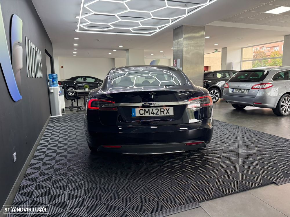 Tesla Model S - 6