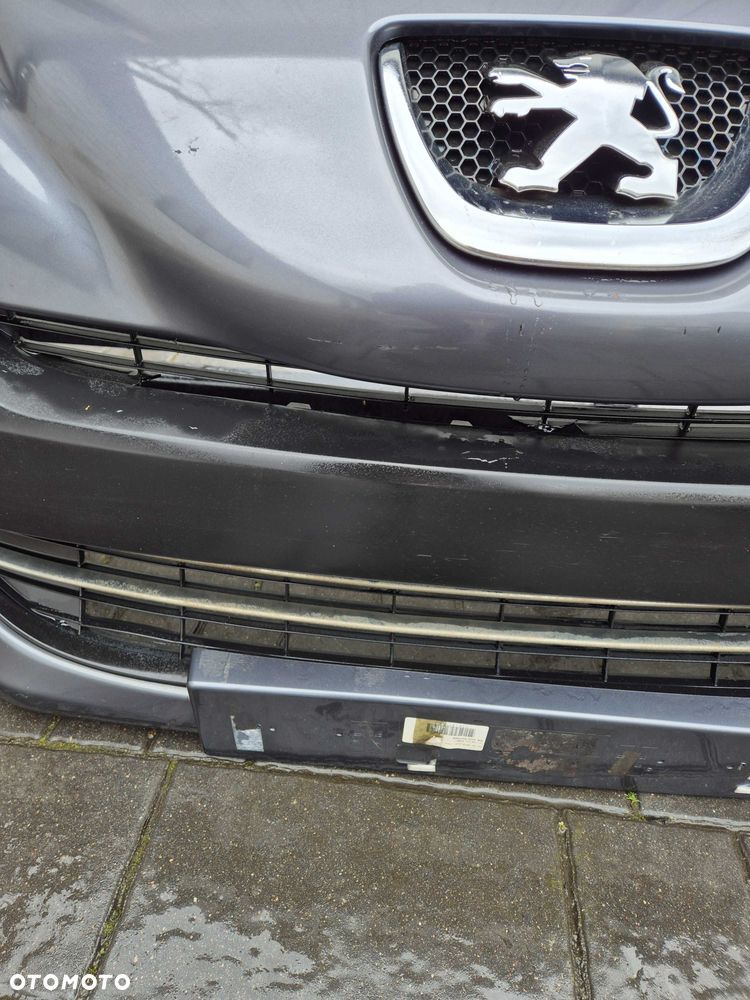 Zderzak przód przedni Peugeot 308 rok 10 kod lak KTHC - 4