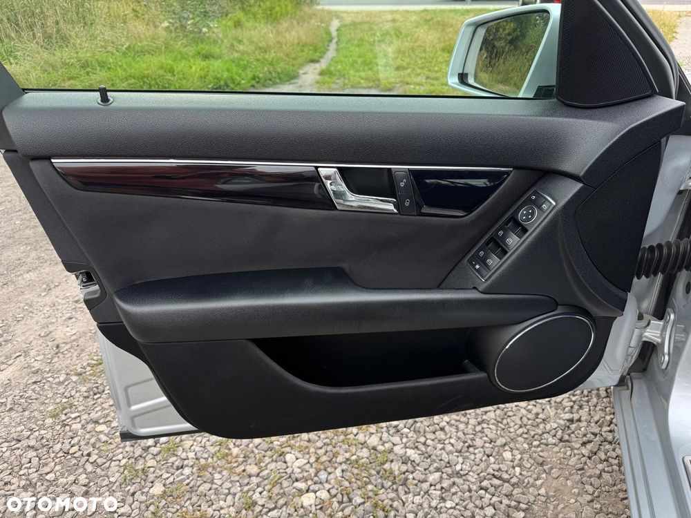 Mercedes-Benz Klasa C 180 BlueEFFICIENCY 7G-TRONIC Elegance - 33