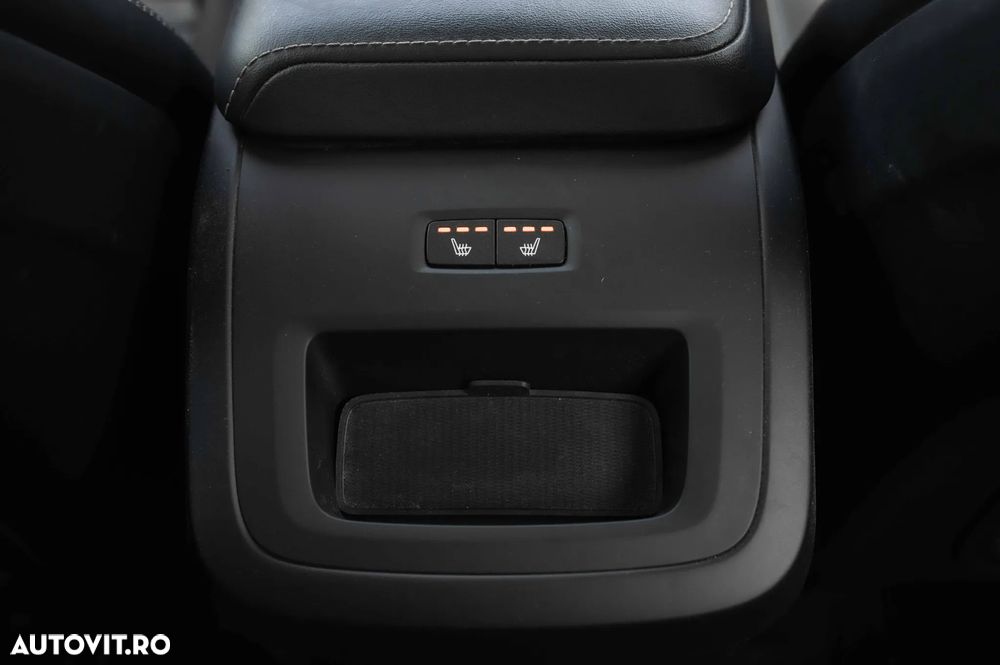 Volvo XC 60 B4 MHEV AT AWD Plus Dark - 36