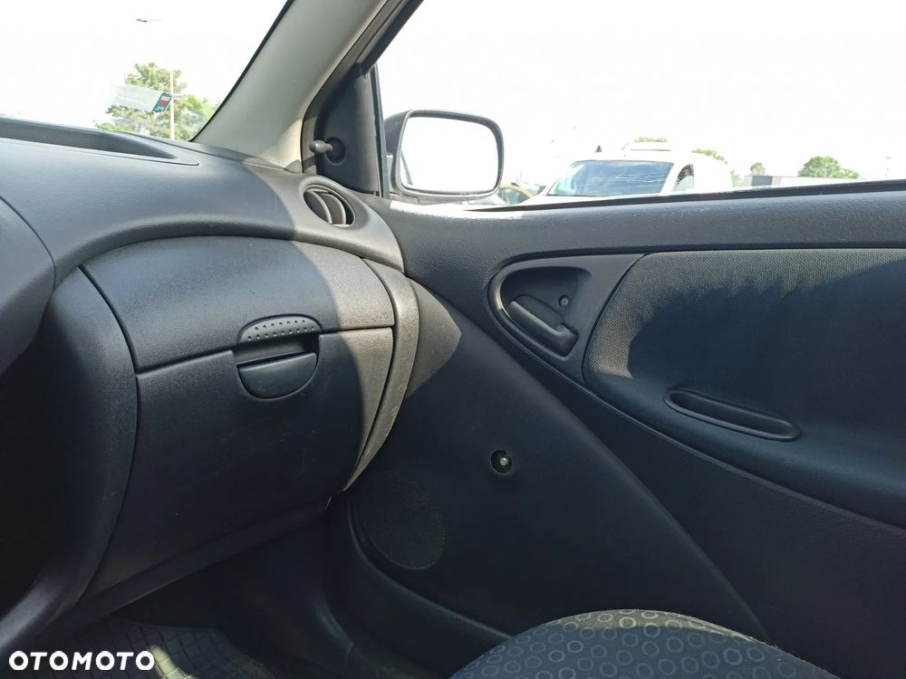 Toyota Yaris - 12