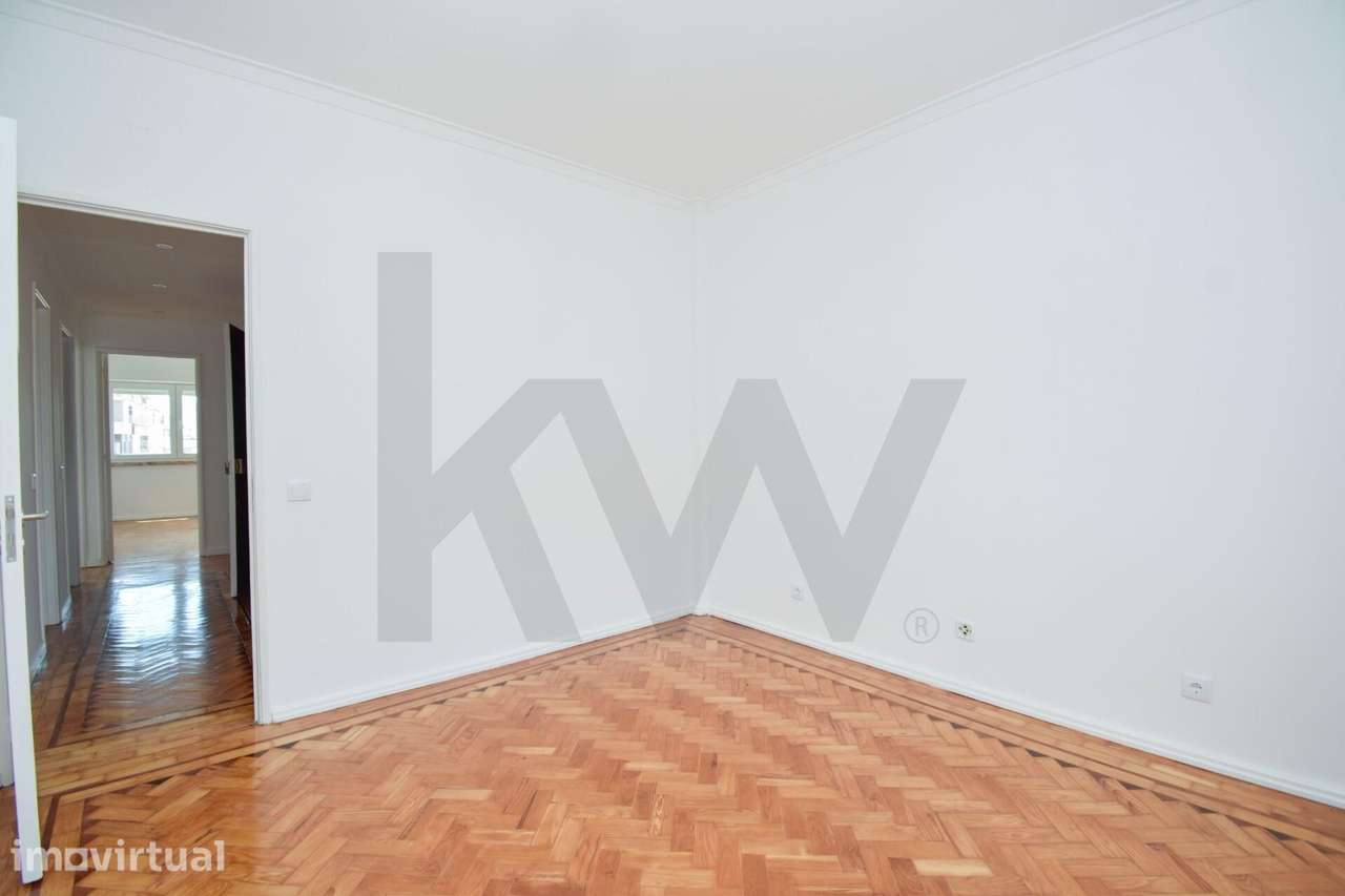 Apartamento T3 com Varanda e Excelente Luminosidade | Benfica - Grande imagem: 2/28