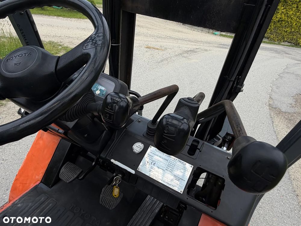 Toyota 7FDF25 Wózek Widłowy 2,5tony. Niski Przebieg 4800 mtg. Wolny skok. Triplex. Oryginał z Norwegii z Gospodarstwa ziemniaczanego woził lekkie ładunki.. Zero luzów i wycieków. Maszyna po wszystkich dużych serwisach w DEKRA. ZERO wkładu własnego. Maszt Triplex. Dodatkowa 3 linia Hydrauliczna. Diesel! Hamulce brzytwa! Koła pełne. REWERS JAZDA. Opony bardzo ładne. Oświetlenie fabryczne. Potężna moc. Wysoka precyzja pracy oraz jazdy! - 39