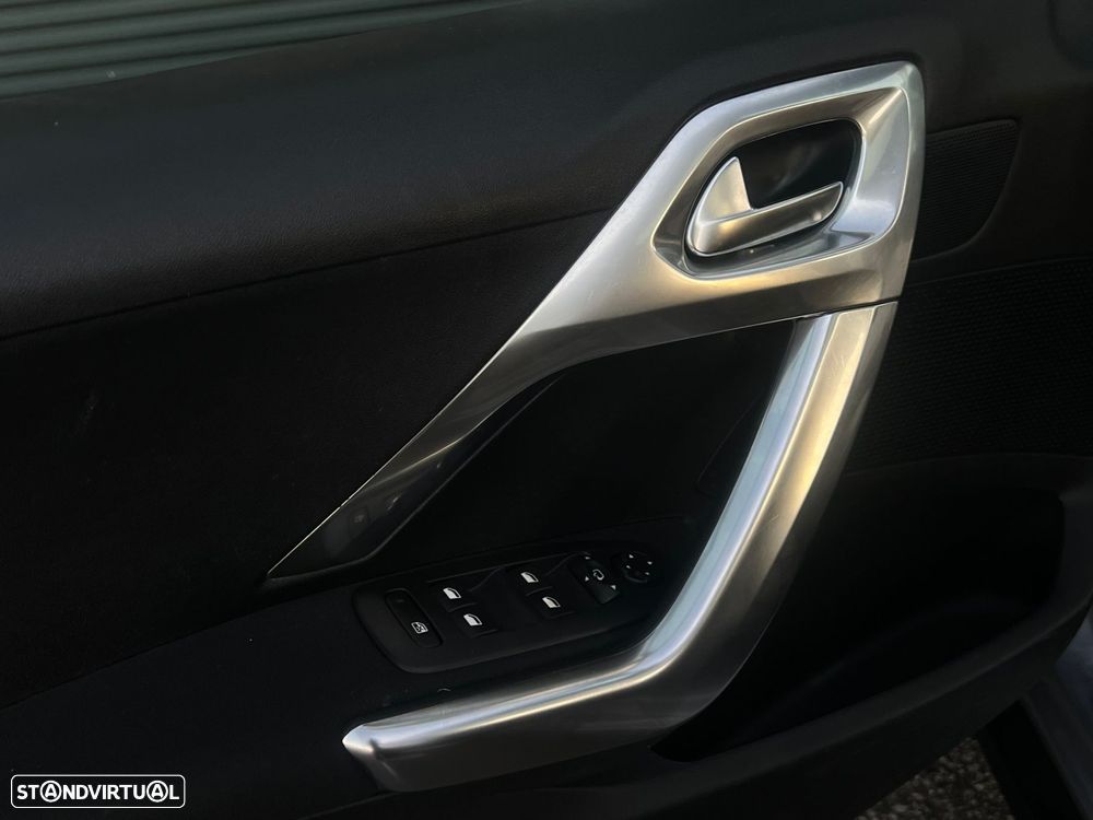 Peugeot 2008 1.2 PureTech Allure - 21