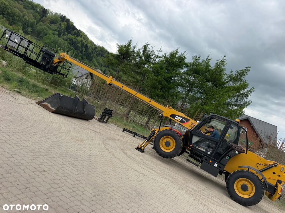 Caterpillar TH414 CAT Ładowarka Teleskopowa Dźwig Zwyżka 17 metrów wysuw z Bocianem. Udźwig 4 tony. Kosz z Pilotem. Widły. Łyżka szufla. Wysięgnik Bocian. Maszyna jak Nowa z Norwegii Pracowała w Urzędzie Komunalnym. KLIMATYZACJA. DEKRA BMWT. skręt 3 tryby 4 koła KRAB. Auto-poziomowanie! Zero luzów wycieków jak Nowa z salonu. Małe Gabaryty maszyny a potężny zasięg i udzwig! Skrzynia Hydrostatic 4 biegi. Zmiana na Pokrętle przy kierownicy. Wszystko Sterowane z 1 dżojstkika wraz z łapami! OKAZJA. Dużo dodatkowych sekcji hydraulicznych! pracowała głównie z koszem. Zero luzów - 20