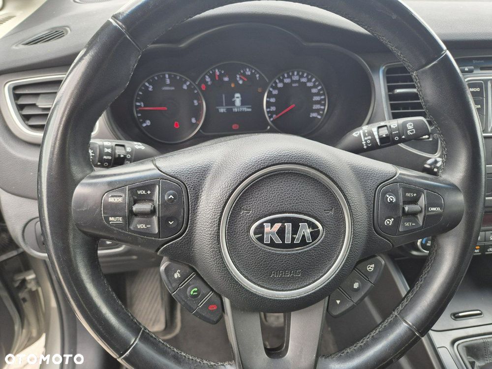 Kia Carens - 12