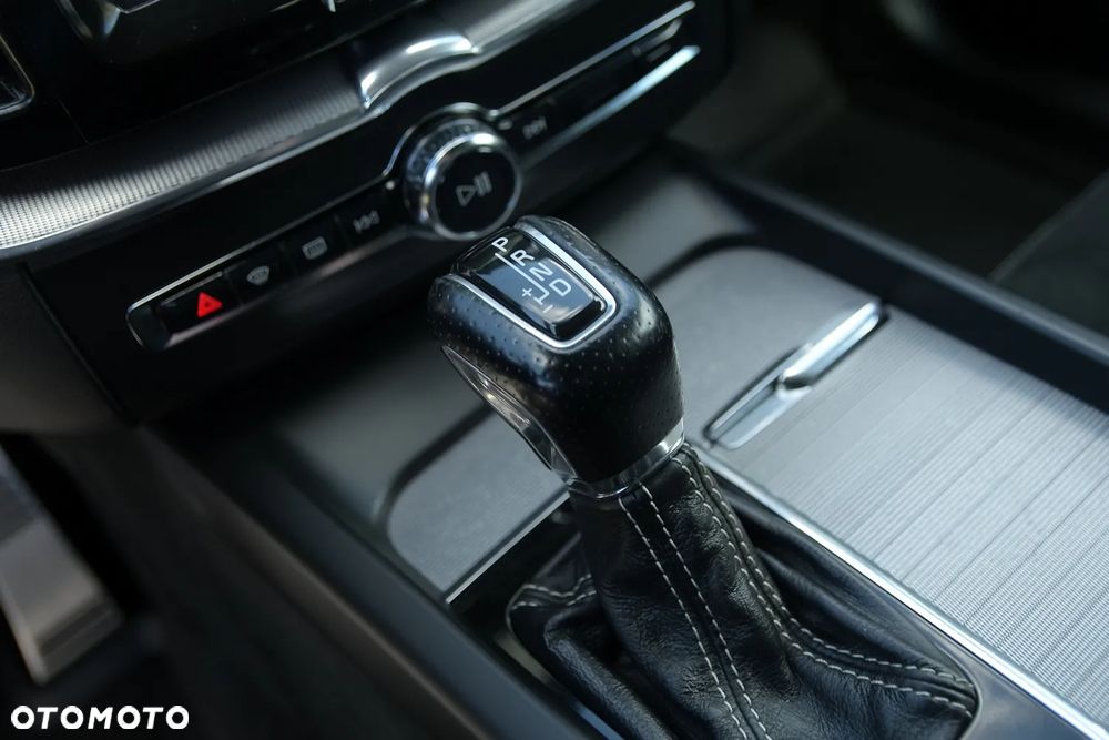 Volvo XC 60 D4 AWD R-Design - 30