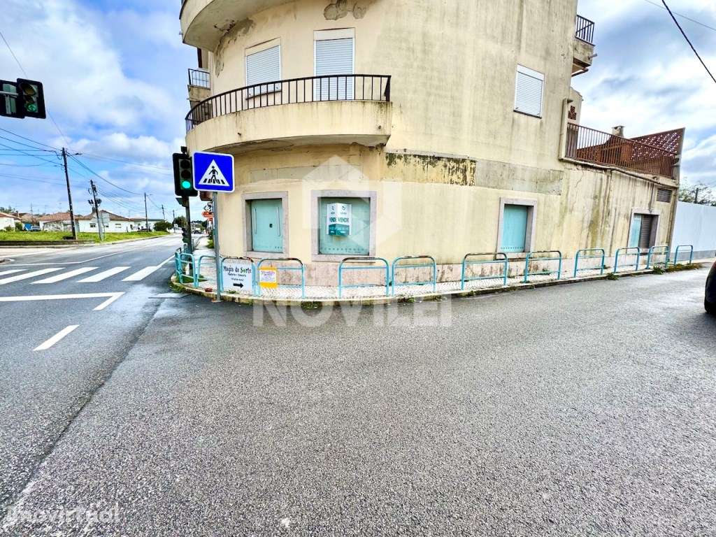 Loja de rua, sita na estrada principal, centro da Maceira. - Grande imagem: 2/20