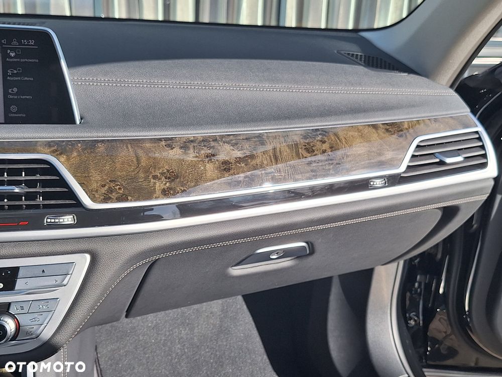 BMW Seria 7 750Li xDrive - 31