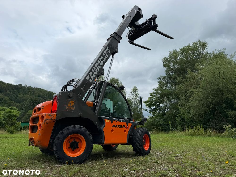 Ausa T204 H. JAPOŃSKA Ładowarka Teleskopowa 4,2 metra Wysuw. Udźwig 2,2 tony. Rozsuwanie wideł HYDRAULICZNE.  Maszyna Jak Nowa z Salonu. Pochodzi z Gospodarstwa Norweskiego! 2017rok. przebieg tylko 3800mtg. Silnik Kubota 4cylindry!  ZERO ZUŻYCIA ORYGINAŁ.  Ani Deka luzów i wycieków. Aktualna DEKRA BMWT. Bardzo mały i zgrabny sprzęt o potężnej wydajnośći. Opony Nowe! Szybka wolna jazda. 3 tryby skrętu! Pełne sterowanie z dżojstika! Wersja Norweska! Kilka dodatkowych wyjść Hydraulicznych! Jazda Hydrostatic Wielka Okazja - 2