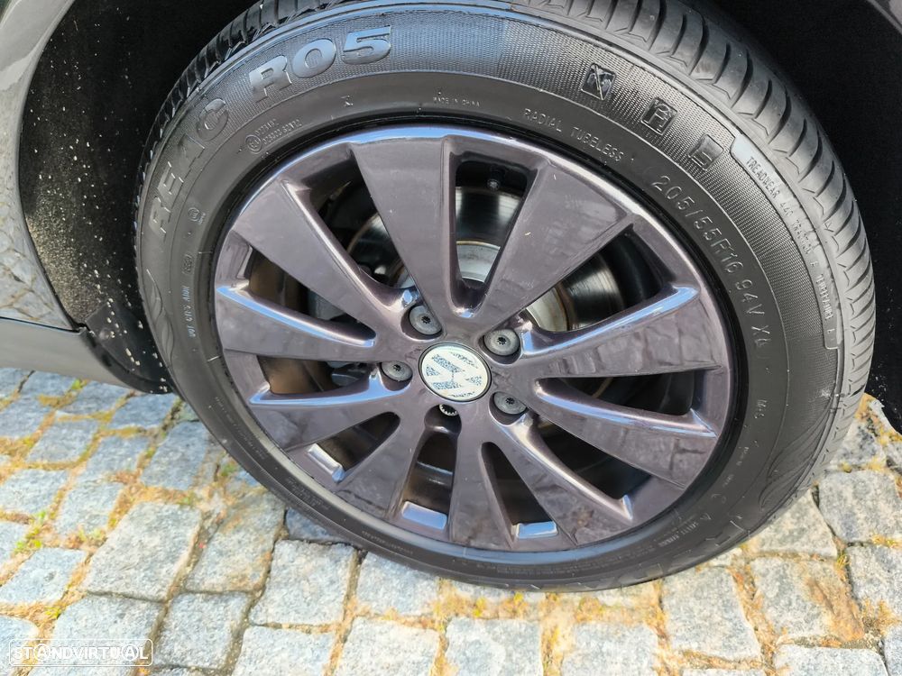 VW Passat 2.0 TDI Trendline BlueMotion - 17