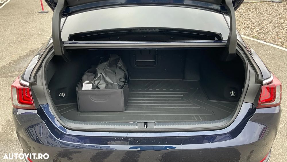 Lexus Seria ES 300h 2.5 TNGA HV 25H- 4X2 CVT Luxury - 17