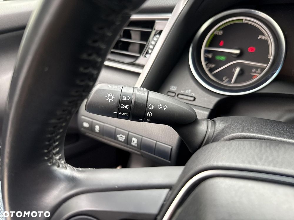 Toyota Camry 2.5 Hybrid Comfort CVT - 22
