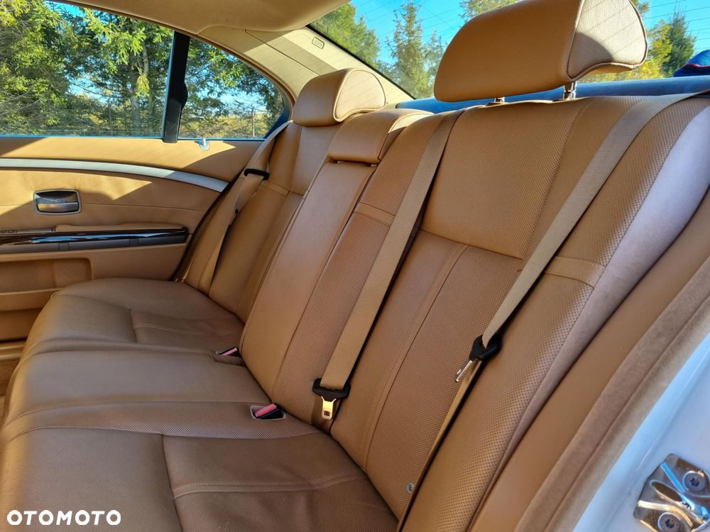 BMW Seria 7 750i - 16