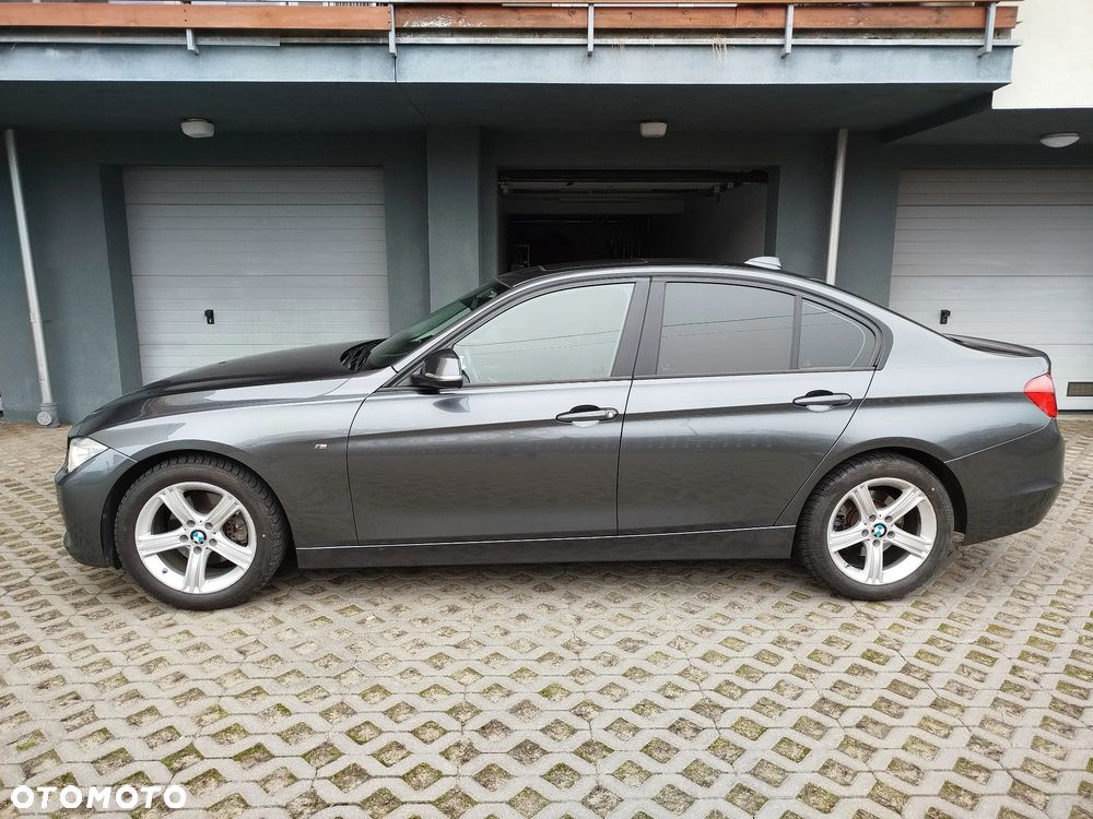 BMW Seria 3 320i Luxury Line - 16