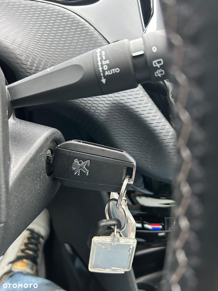 Peugeot 2008 1.2 Pure Tech Allure S&S - 28