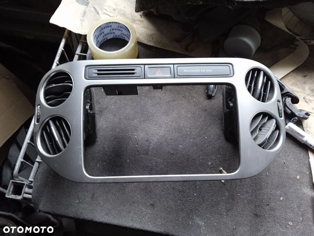 RAMKA OSŁONA ŚRODKOWA KRATKA NAWIEWU VW TIGUAN I 5N 5N0858071E - 1