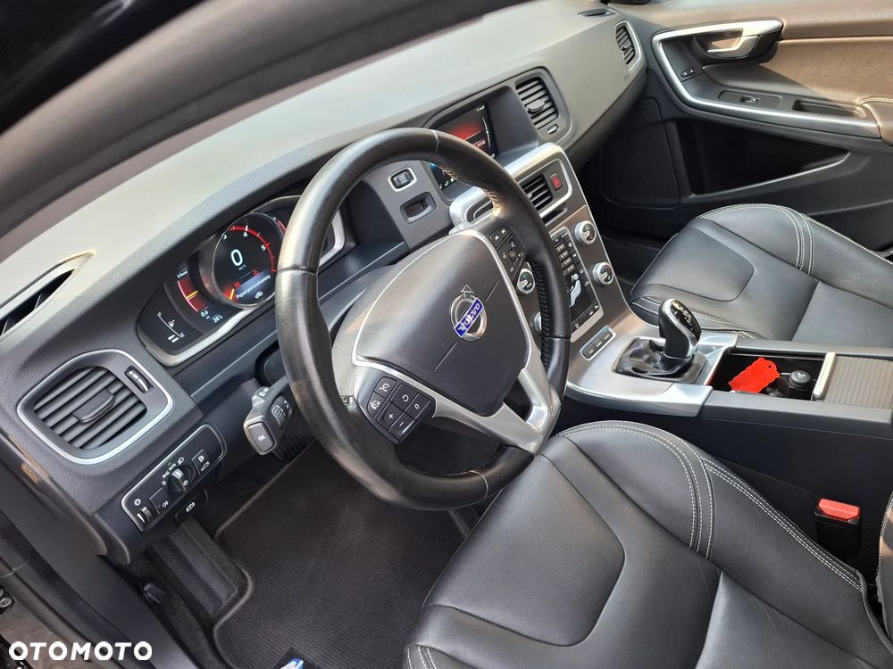 Volvo V60 D6 AWD Plug-in Hybrid R-Design Momentum - 14