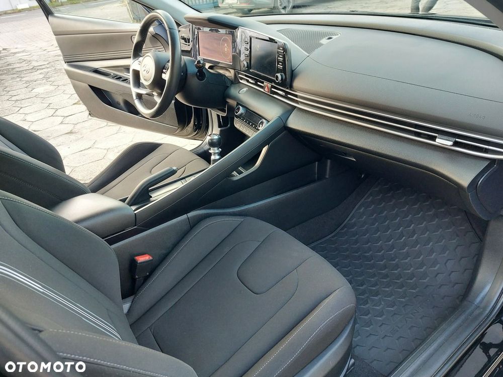 Hyundai Elantra - 16
