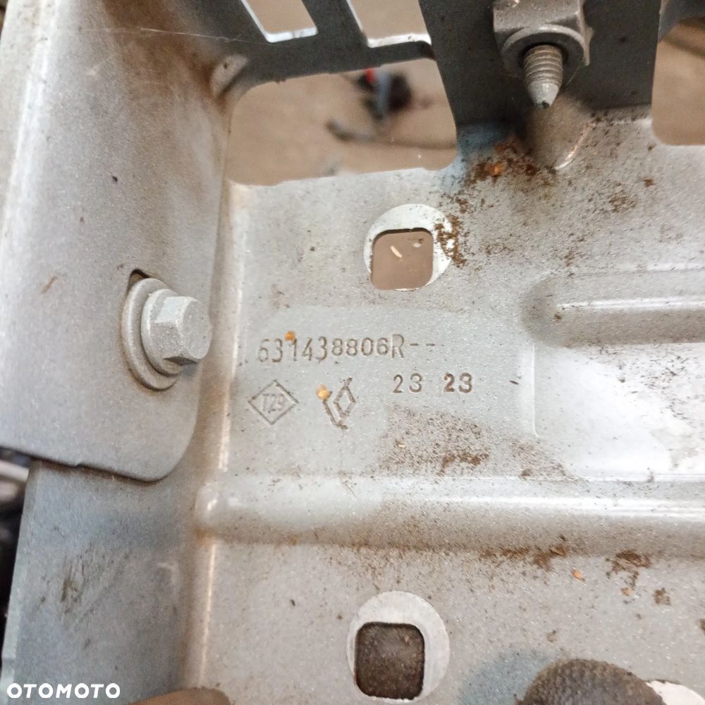 Uchwyt błotnika Master 631438806R - 2