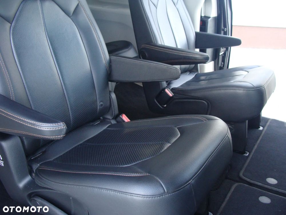 Chrysler Pacifica - 36