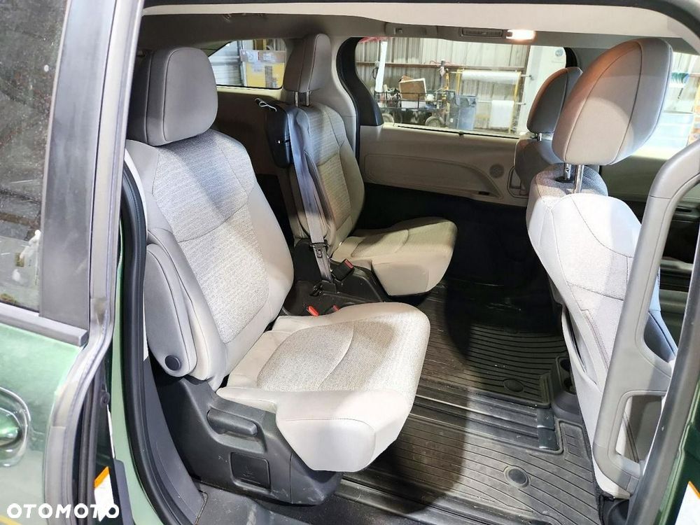 Toyota Sienna - 11