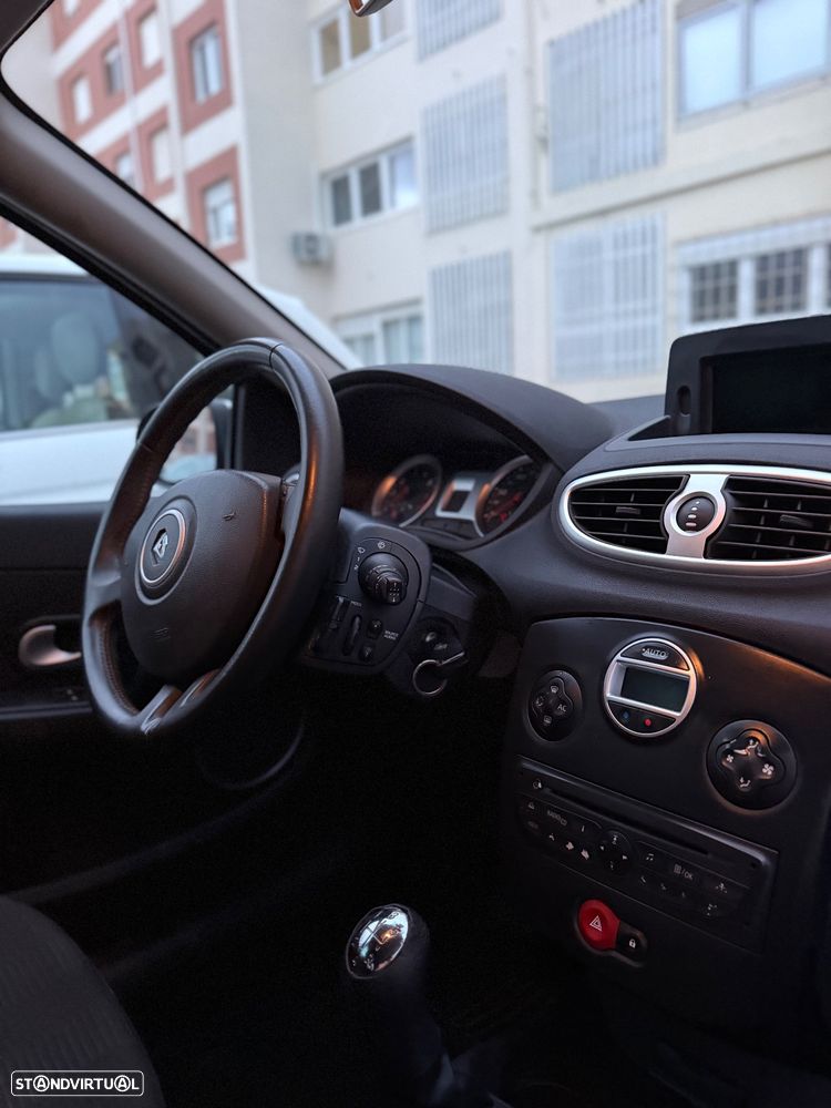 Renault Clio 1.2 16V Confort 130g - 18