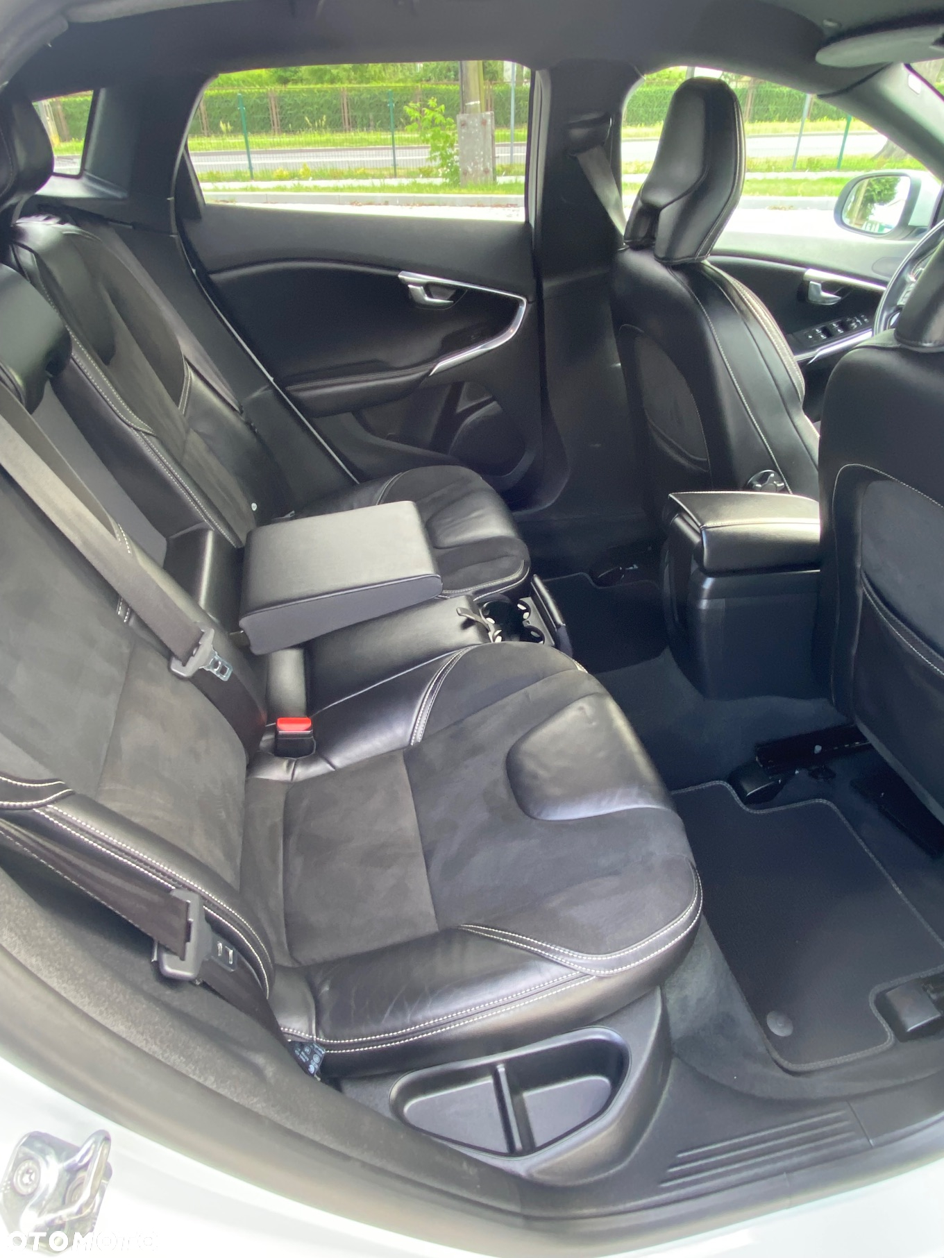 Volvo V40 D2 Drive-E SCR R-Design Momentum - 13