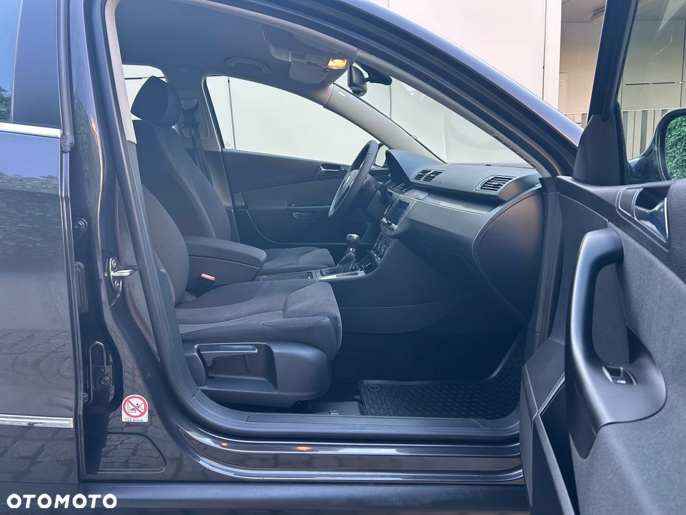 Volkswagen Passat 1.6 FSI Comfortline - 23