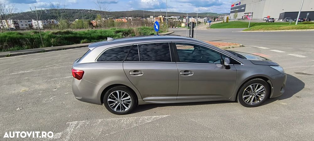 Toyota Avensis 1.6 D-4D Executive Terracotta - 2