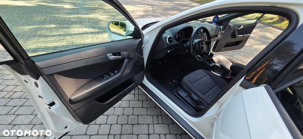 Audi A3 Sportback 1.6 TDI DPF S line Sportpaket - 23