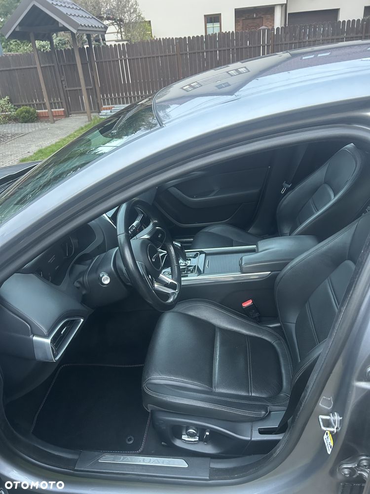 Jaguar XE 20d Prestige - 13